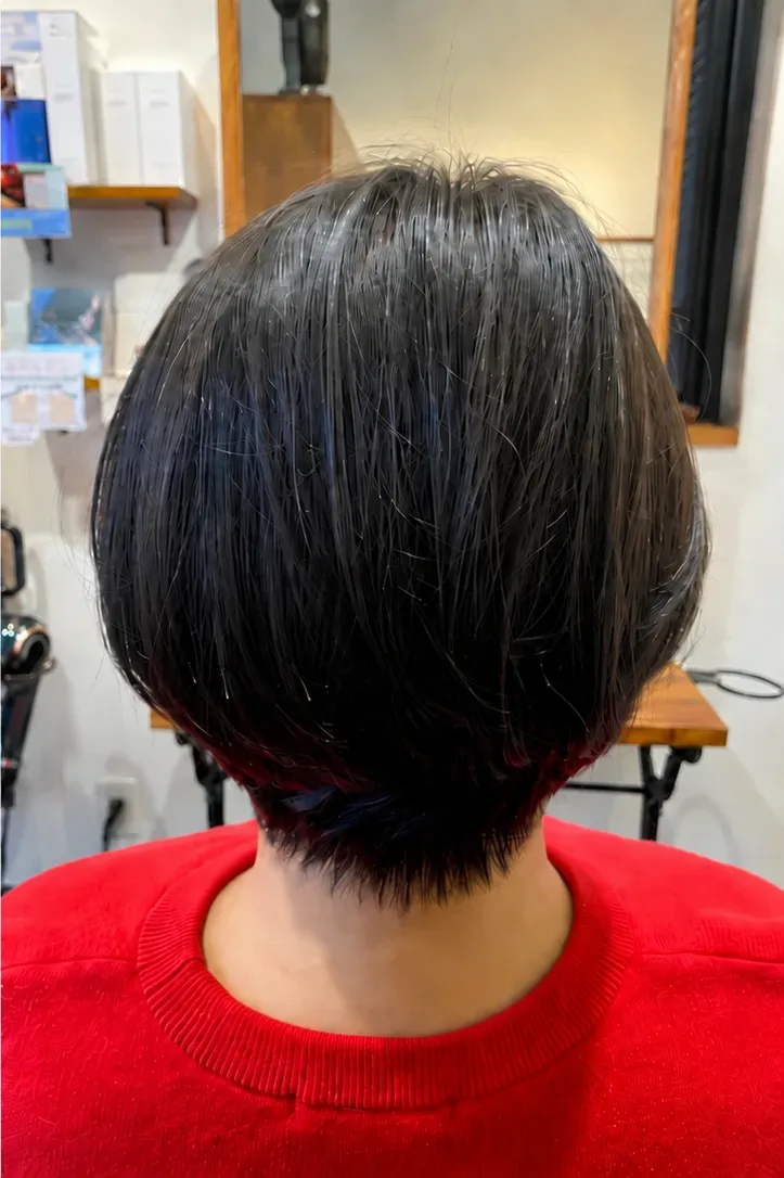 髪格施術後の後頭部。まとまりのある艶やかなシルエット