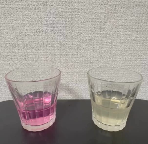 左は水道水のみ、右はBwill hair serumを少量混ぜた水道水。塩素検出の反応による色の違いを比較した実験
