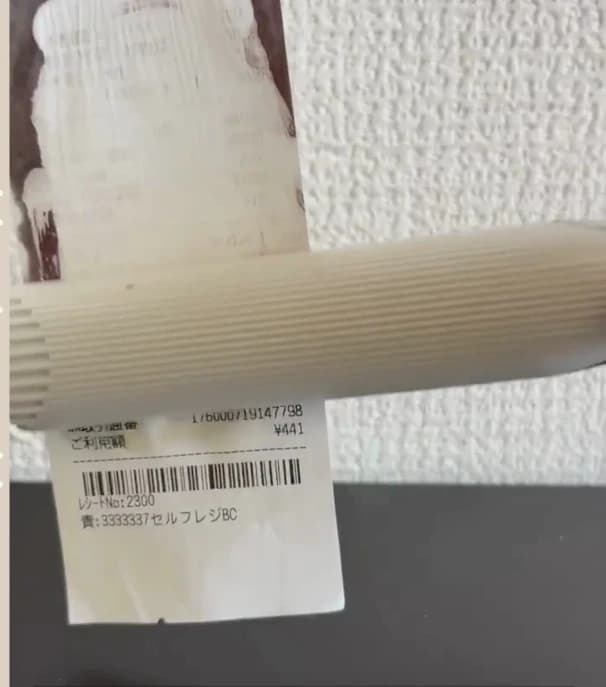 感熱紙を使った熱の実験。熱で黒く変色した部分と、白いままの部分を比較